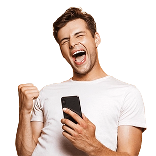 Homme heureux avec un mobile, illustrant l'importance de la visibilité en ligne. Devenir visible sur internet. La visibilité en ligne est cruciale pour les entreprises, TPE ou PME